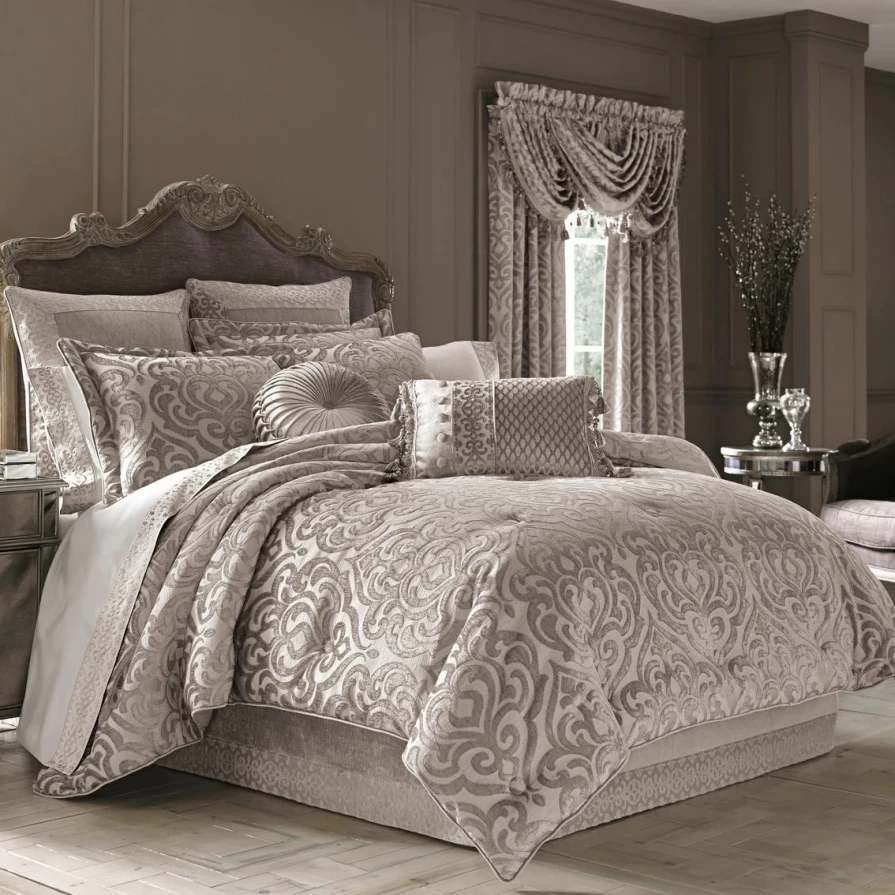 J. Queen New York Sicily 4-Piece Comforter Set in Pearl