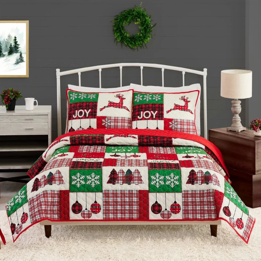 "Vintage 1977 Merry & Bright 3-Piece Quilt Set - Cozy Holiday Bedding Collection"